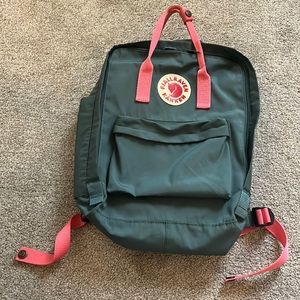 FJALLRAVEN KANKEN BAG- GREEN/PINK